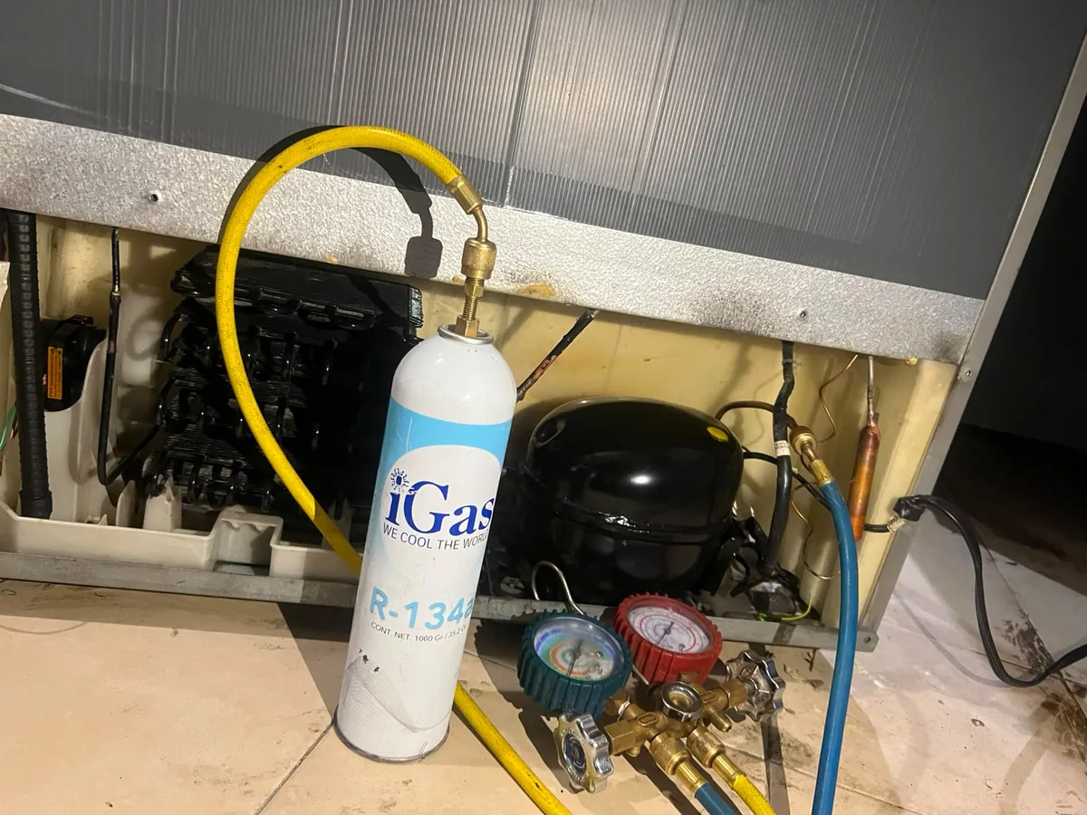 Carga de gas refrigerante